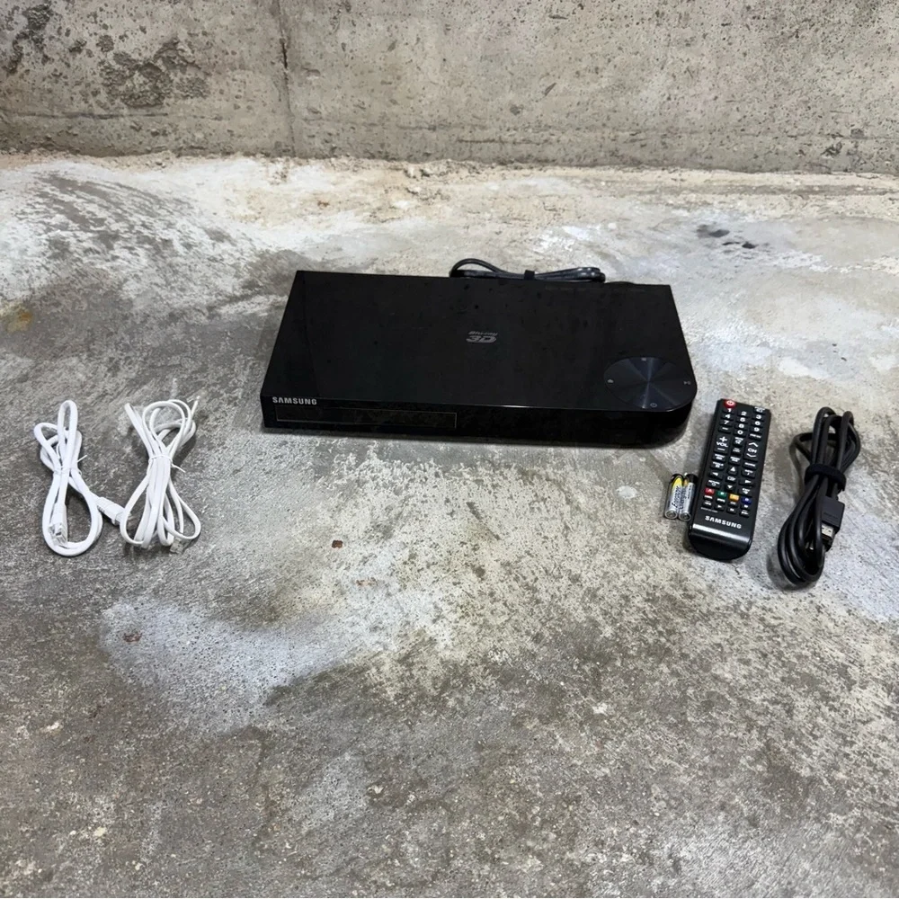 Samsung BD-F5900 3D Wi-Fi HDMI Blu-ray Disc Player w/ Accessories